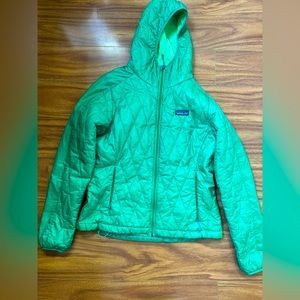 Bright green Patagonia in good condition. No rips or tears…wore it once or twice